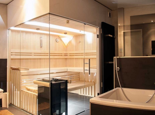Sauna mit Glasfronten über Eck