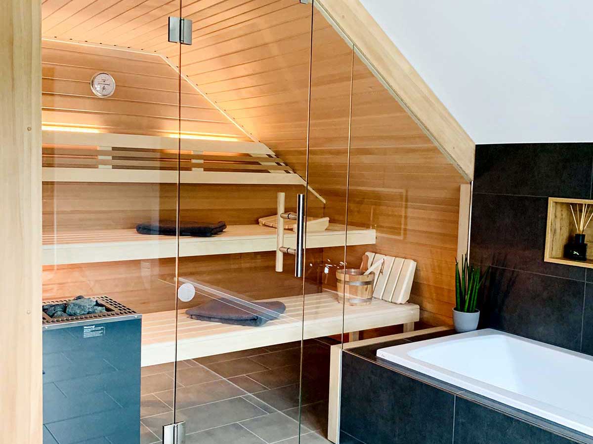 Sauna mit Glasfront unter Dachschräge