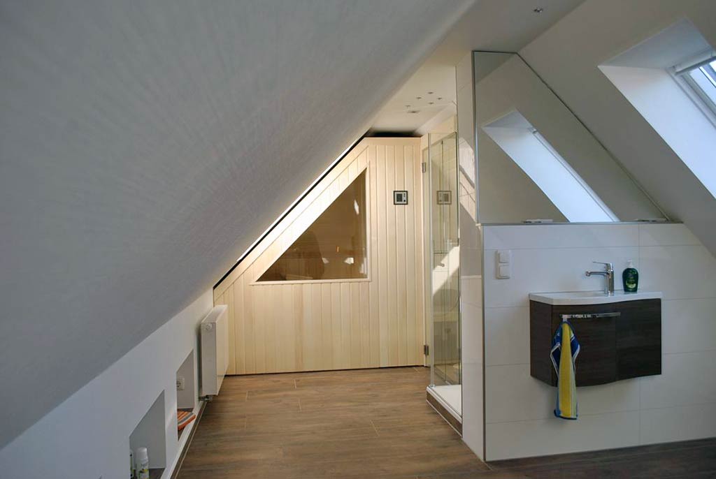 Sauna mit Glasfront und Dreiecksfenster im Walmdach
