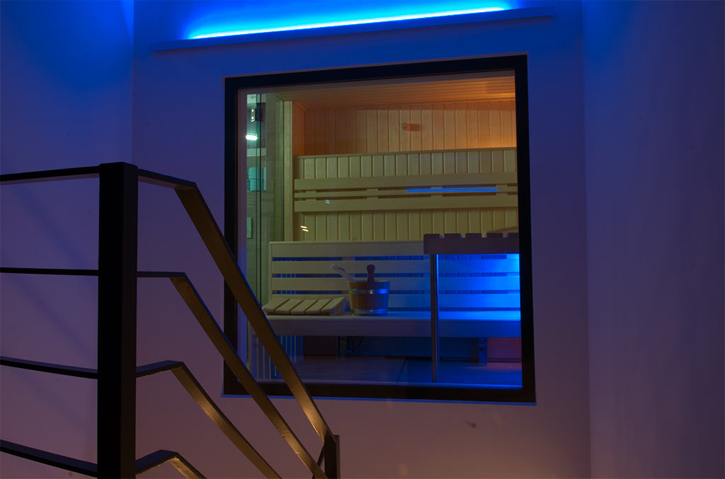 Sauna mit Glasfront und Dreiecksfenster im Walmdach