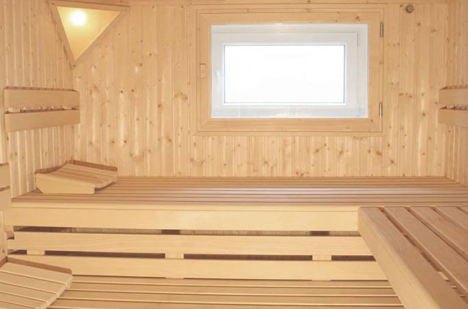 Sauna mit Glasfront unter Dachschräge